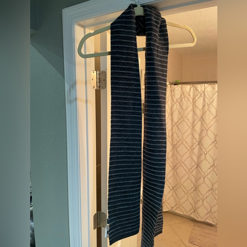 SOLD ❌ NWT Gap Grey and Black Scarf